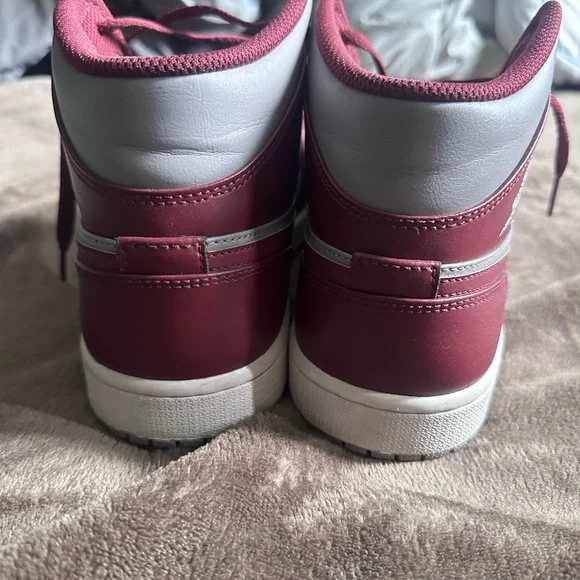 Air Jordan 1 Mids - Picture 5 of 6